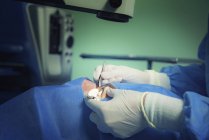 Офтальмолог проводит глазную операцию пациентке в клинике . — стоковое фото