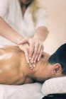 Fisioterapista massaggiando collo maschile
. — Foto stock