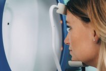 Donna sottoposta a test sul campo visivo di oftalmologia con biometria ecografica A-scan . — Foto stock