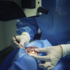 Лікар-офтальмолог виконує хірургії ока на пацієнтці в клініці. — стокове фото