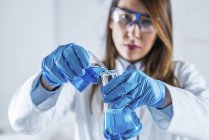 Biotecnología científica femenina trabajando en laboratorio
. - foto de stock
