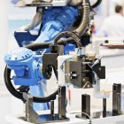 Braccio robotico industriale blu in fabbrica high tech . — Foto stock