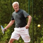 Старший игрок в теннис на корте . — стоковое фото