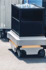 Мобильный промышленный робот для внутреннего транспорта на современном промышленном объекте . — стоковое фото