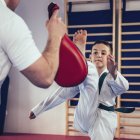 Taekwondo instrutor de treinamento menino na classe . — Fotografia de Stock