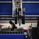 Close-up de corte de chapa de aço inoxidável da máquina laser em instalações industriais modernas . — Fotografia de Stock