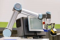 Промислова роботизована рука на сучасному промисловому об'єкті . — стокове фото