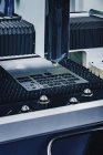 CNC-Laserkopf der Blechschneidemaschine in moderner Industrieanlage. — Stockfoto