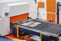 Máquina de prensa de punzonado de torreta CNC servo drive en instalaciones industriales modernas . - foto de stock