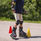 Vista recortada del niño practicando patinaje sobre ruedas en clase en el parque . - foto de stock