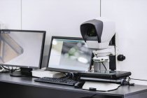 Sistema de medición de vídeo combinado y microscopio de medición ergonómico para dispositivos en instalaciones industriales modernas . - foto de stock