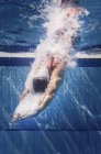 Nuotatrice che si tuffa in piscina pubblica . — Foto stock