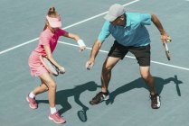 Istruttore di tennis formazione adolescente sul campo da tennis . — Foto stock