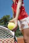 Jogadora de tênis que serve bola no campo . — Fotografia de Stock