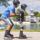 Старший преподаватель роликового спорта с мальчиком, практикующим на занятиях в парке . — стоковое фото