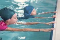 Garçon en classe de natation avec instructeur en piscine . — Photo de stock