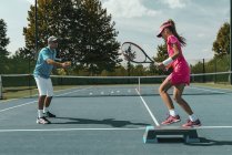 Летом инструктор по теннису тренирует девочку-подростка . — стоковое фото