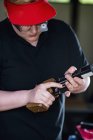 Mulher adulta média se preparando para tiro de pistola esportiva . — Fotografia de Stock