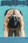 Schwimmerin startet Rennen im Schwimmbad. — Stockfoto