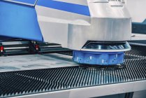 Гнучка гібридна технологія штампування машини в сучасному промисловому об'єкті . — стокове фото