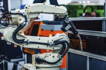 Robô de pulso de soldagem de arco em instalações industriais modernas . — Fotografia de Stock