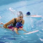 Instrutora feminina trabalhando com menina na piscina . — Fotografia de Stock