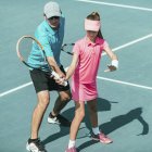 Тенісний інструктор навчає дівчину-підлітка на тенісному корті . — стокове фото