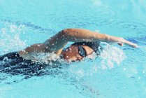 Жінка плаває спереду стиль повзання в басейні . — стокове фото
