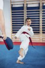 Taekwondo instrutor com menino na classe . — Fotografia de Stock