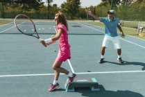 Летом инструктор по теннису тренирует девочку-подростка . — стоковое фото