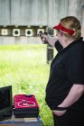 Femme adulte moyenne pratiquant le tir au pistolet de sport . — Photo de stock