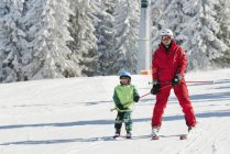 Лыжный класс с инструктором-мужчиной и маленьким мальчиком в снежных горах
. — стоковое фото
