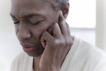Mujer madura con dolor de oído, primer plano
. - foto de stock