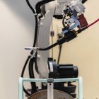 Sistema de soldadura robótica en instalaciones industriales modernas . - foto de stock