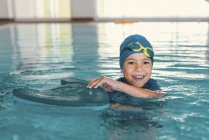 Boy in water of swimming pool while swim class. — Stock Photo