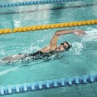 Fronte nuotatore strisciante praticare in piscina . — Foto stock