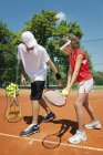 Tennislehrer erklärt Service im Detail. — Stockfoto