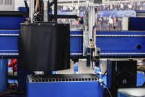 Laser-Metallmaschine schneidet Edelstahlbleche in moderner Industrieanlage. — Stockfoto