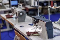 Máquina de coser industrial en instalaciones de producción modernas . - foto de stock