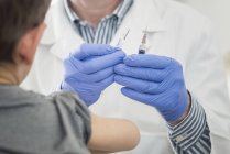 Мальчик получает прививку в кабинете врача . — стоковое фото