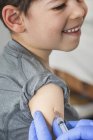 Маленький хлопчик отримує вакцинацію в кабінеті лікарів . — стокове фото