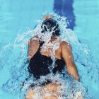 Rückansicht des vorderen Krabbelschwimmers im Schwimmbad. — Stockfoto