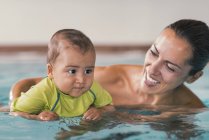 Мальчик и мать в бассейне . — стоковое фото