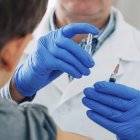 Médico preparando a vacinação da seringa para criança pré-escolar na clínica médica . — Fotografia de Stock