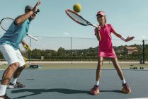 Tennislehrerin bildet im Sommer jugendliches Mädchen aus. — Stockfoto