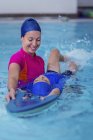 Garçon ayant des cours de natation avec instructeur dans la piscine . — Photo de stock