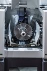 Máquina de serra Rip em instalações industriais modernas . — Fotografia de Stock