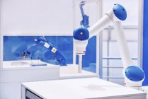 Kooperativer Roboterarm in moderner Industrieanlage. — Stockfoto