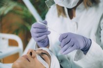 Paciente do sexo feminino submetida ao procedimento de elevação de cílios de queratina no salão de beleza . — Fotografia de Stock