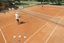 Instrutora de tênis trabalhando com jogadora adolescente . — Fotografia de Stock